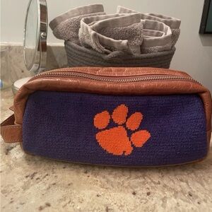 Clemson Purple DOPP KIT SMATHERS & BRANSON
LEATHER TOILETRY BAG
NEEDLEPOINT